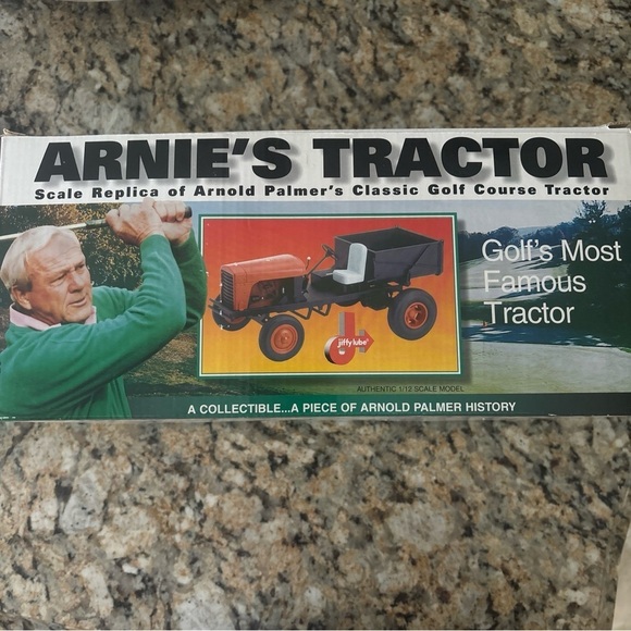 Arnie’s Replica Golf Tractor Scale 1:12 - Picture 1 of 8